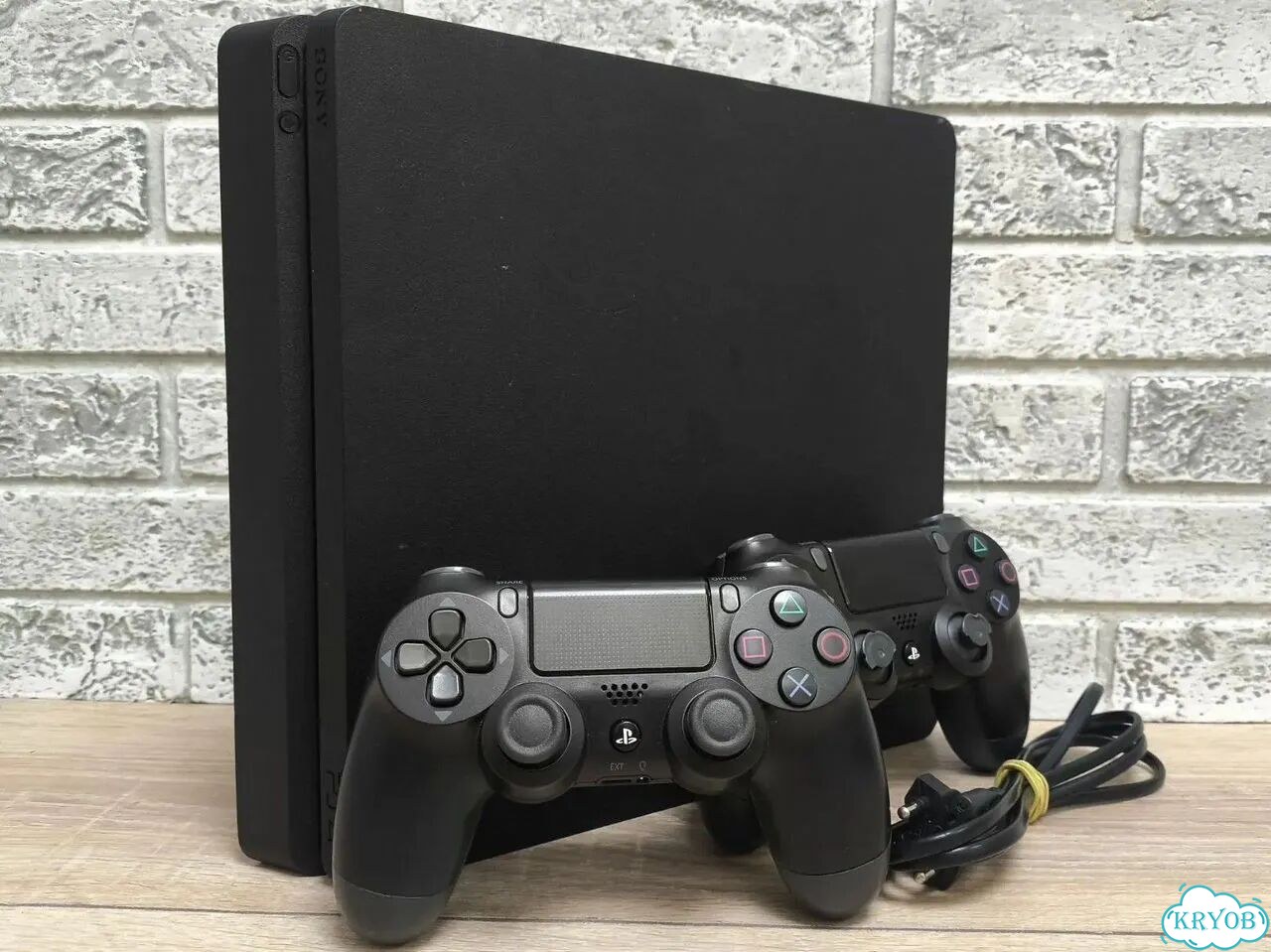 Sony Playstation 4 slim 1TB 2 геймпада фото 1