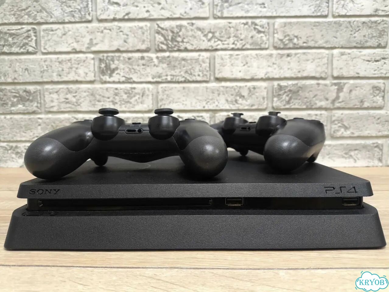 Sony Playstation 4 slim 1TB 2 геймпада фото 2