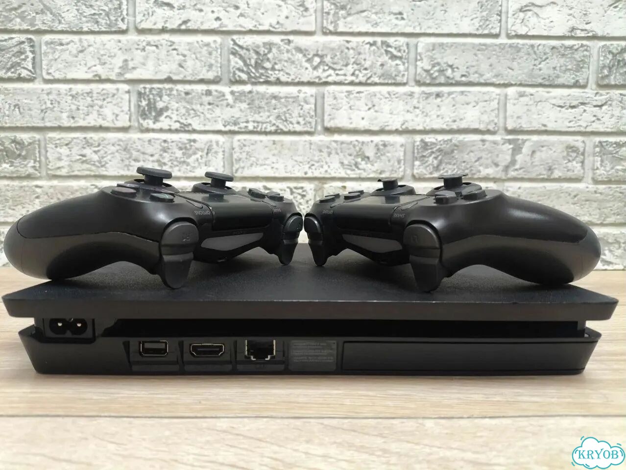 Sony Playstation 4 slim 1TB 2 геймпада фото 3