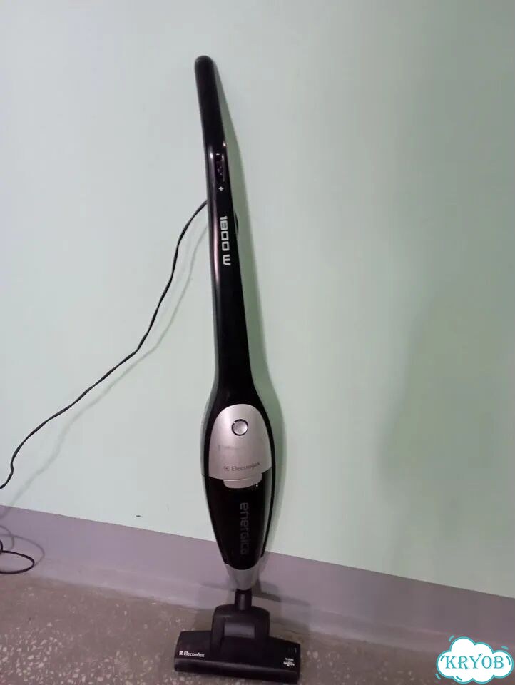 Пылесос Electrolux вертикальный 1800w фото 1