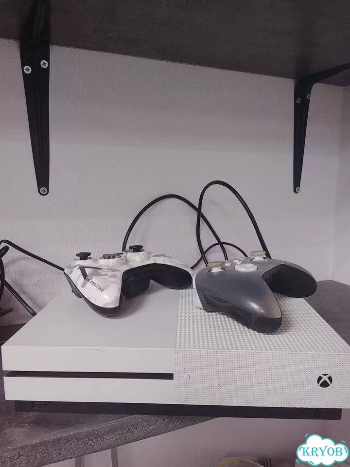 Xbox one s 1tb с играми и 2 геймпадами фото 1