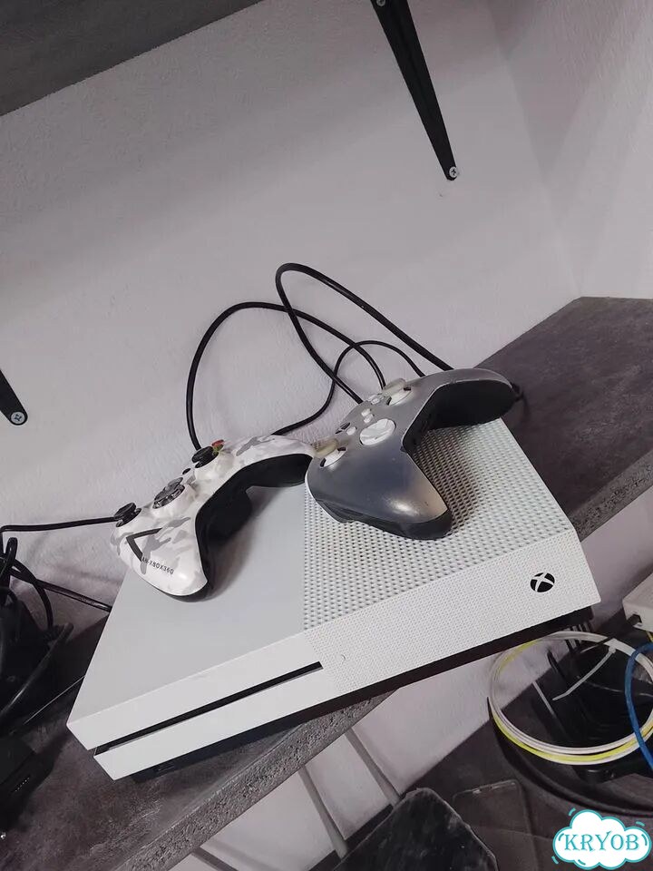 Xbox one s 1tb с играми и 2 геймпадами фото 3