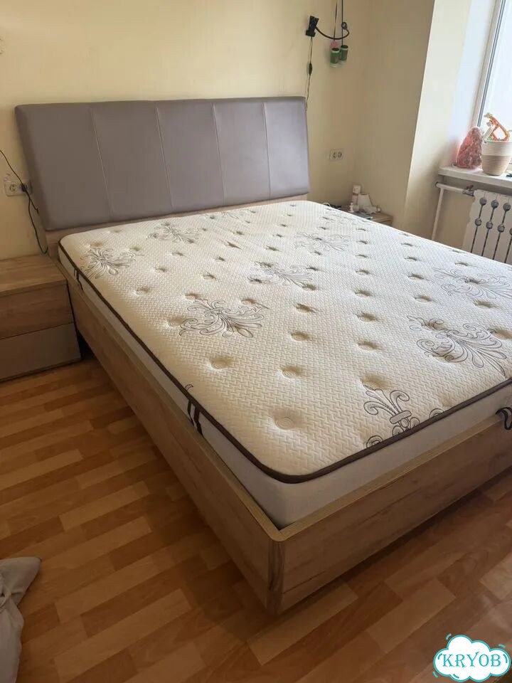 Комплект мебели в спальню. Кровать, тумба, комод фото 1