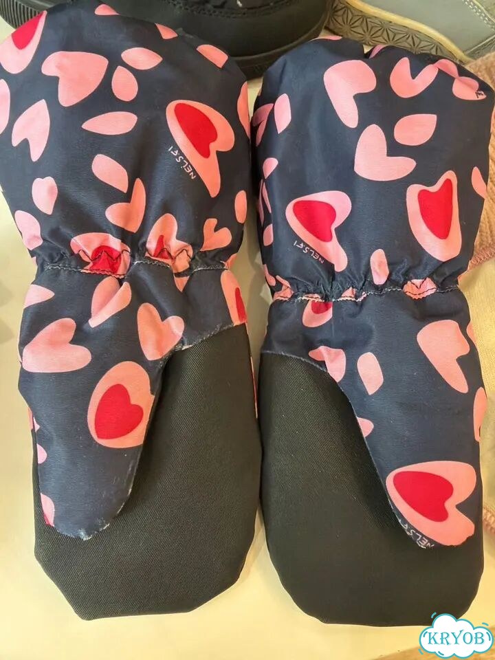 2 комбеза,2 пары обуви, манишка, варежки, шапка фото 2