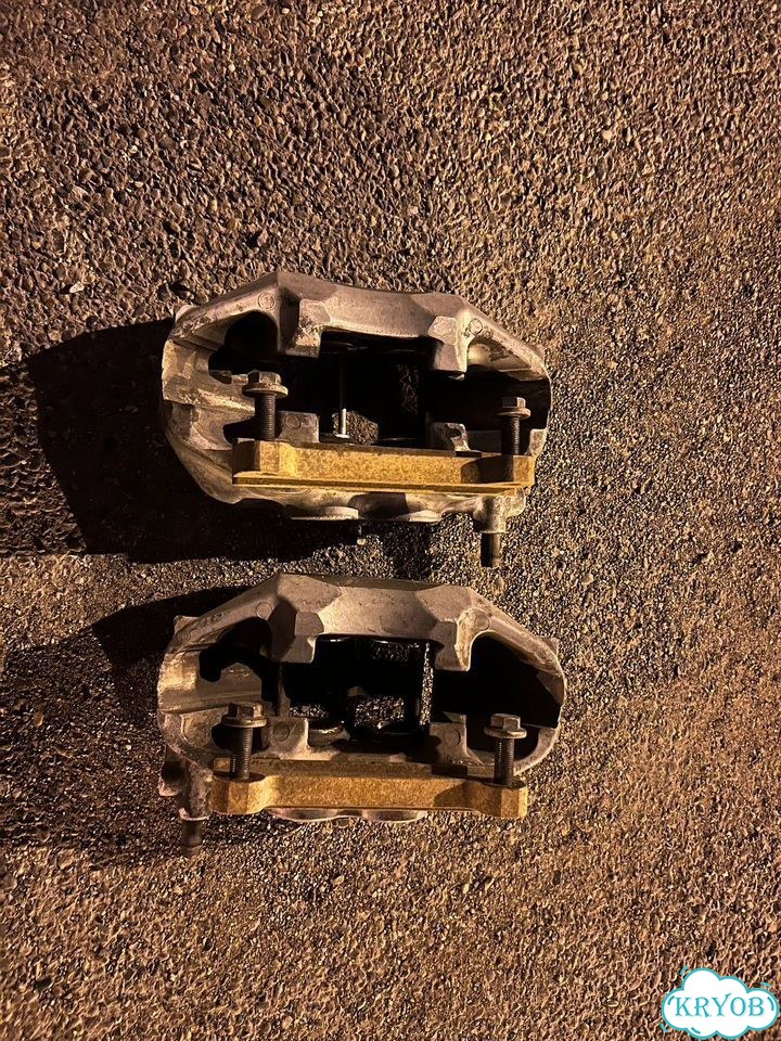 Тормоза 4 поршня. Toyota Camry 50. От Celsior30 фото 2