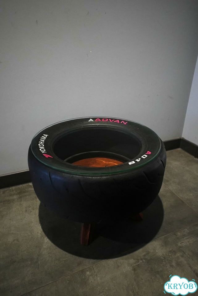 Журнальный столик из гоночного колеса фото 1