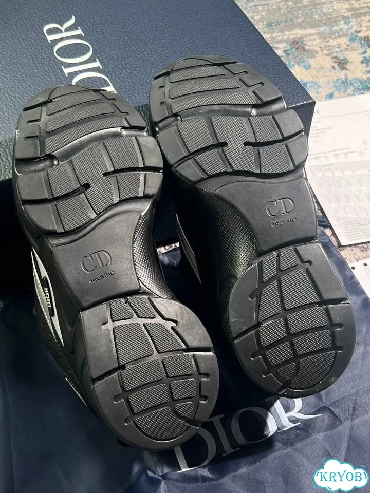 Кроссовки dior b22 на руках фото 6