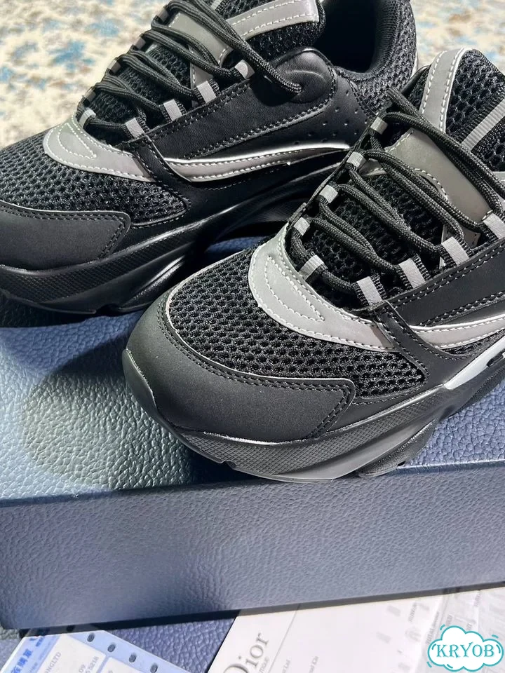 Кроссовки dior b22 на руках фото 7