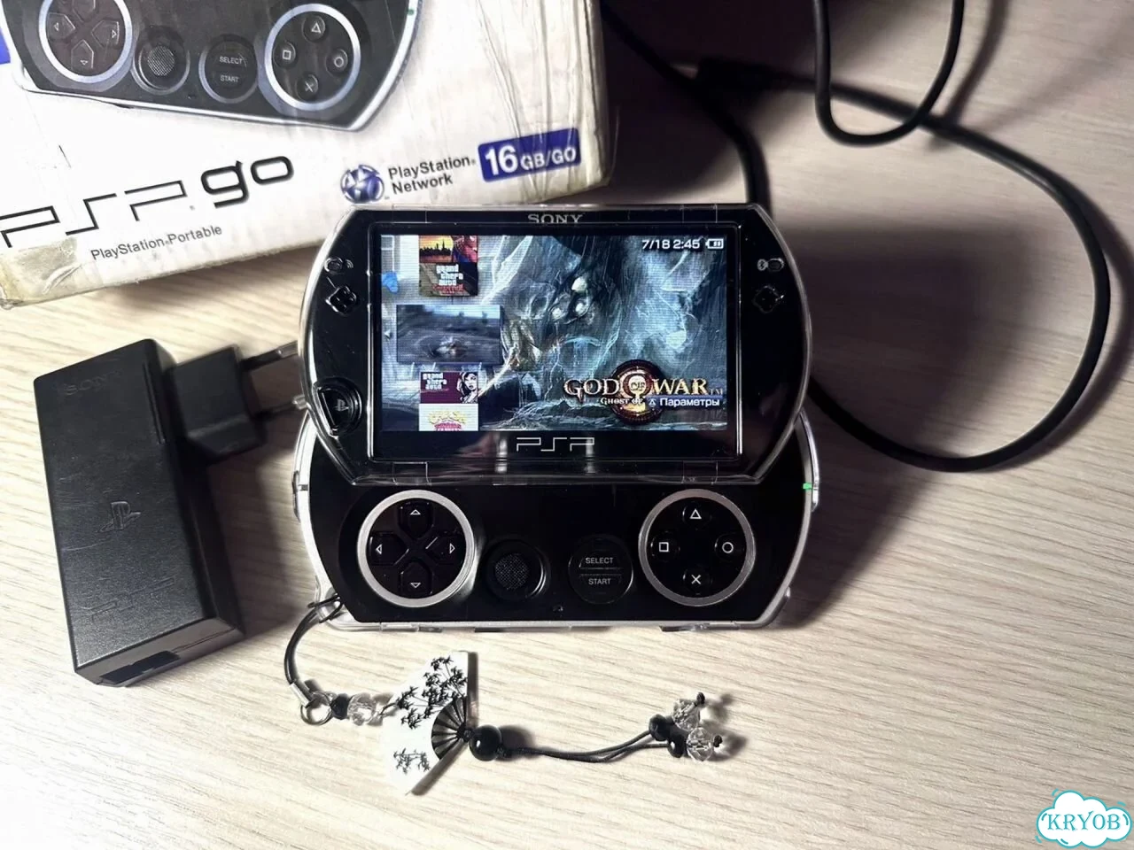 PSP Go Piano Black (черная) прошитая с коробкой фото 2