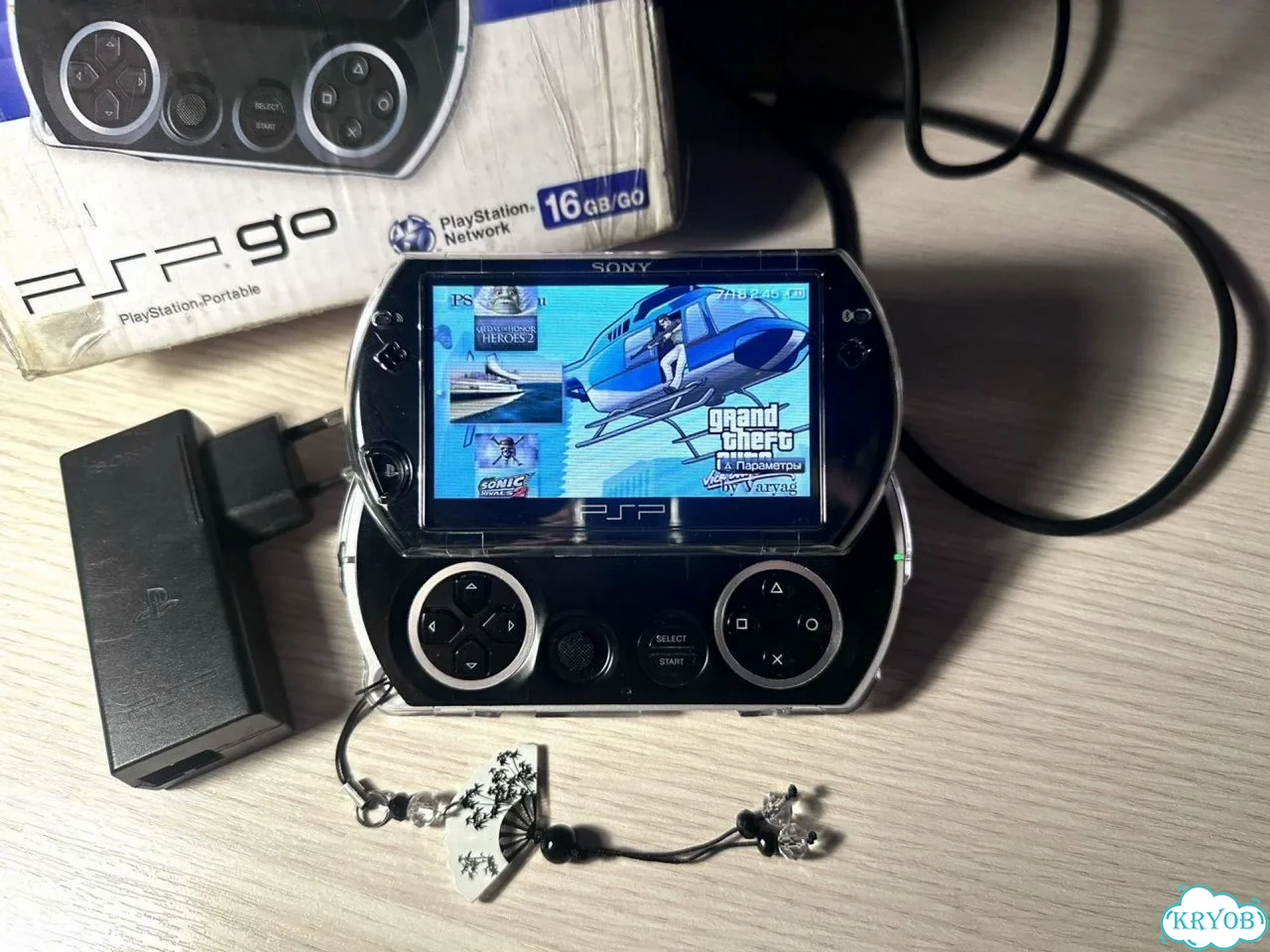 PSP Go Piano Black (черная) прошитая с коробкой фото 3
