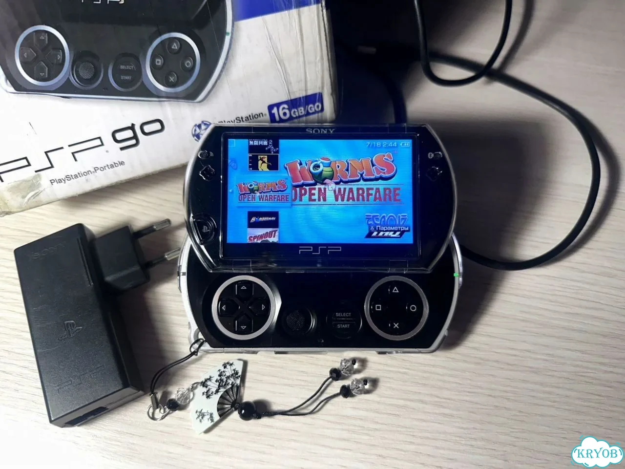 PSP Go Piano Black (черная) прошитая с коробкой фото 6