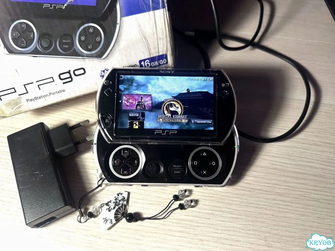 PSP Go Piano Black (черная) прошитая с коробкой фото 7