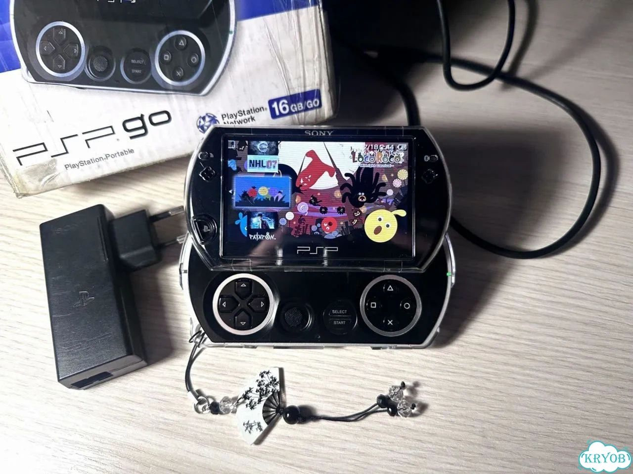 PSP Go Piano Black (черная) прошитая с коробкой фото 8
