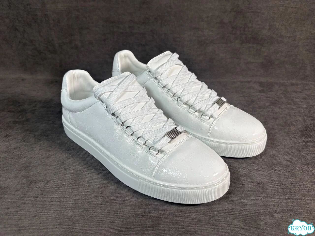 Balenciaga Arena Low White 38-46 на руках фото 1