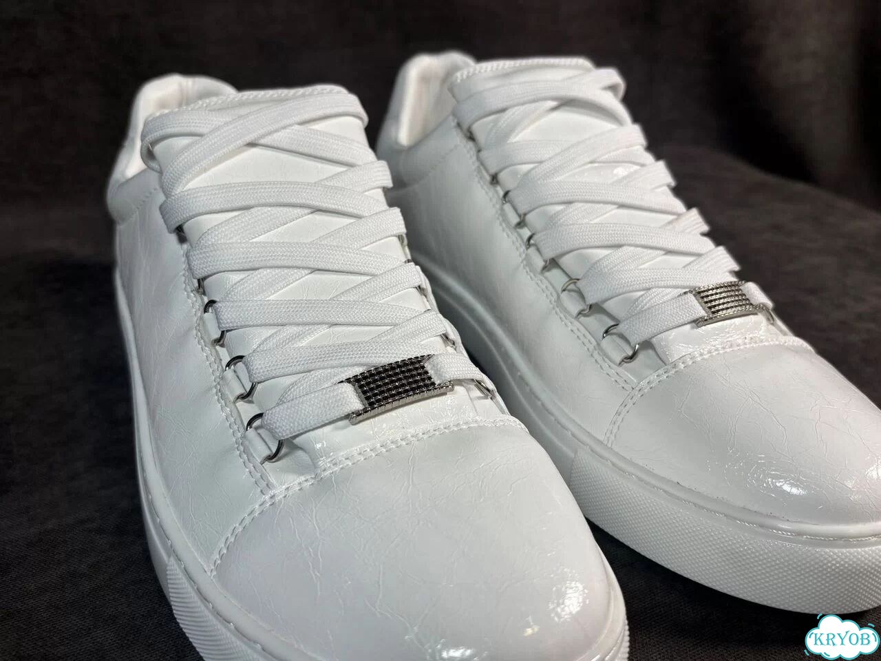 Balenciaga Arena Low White 38-46 на руках фото 2