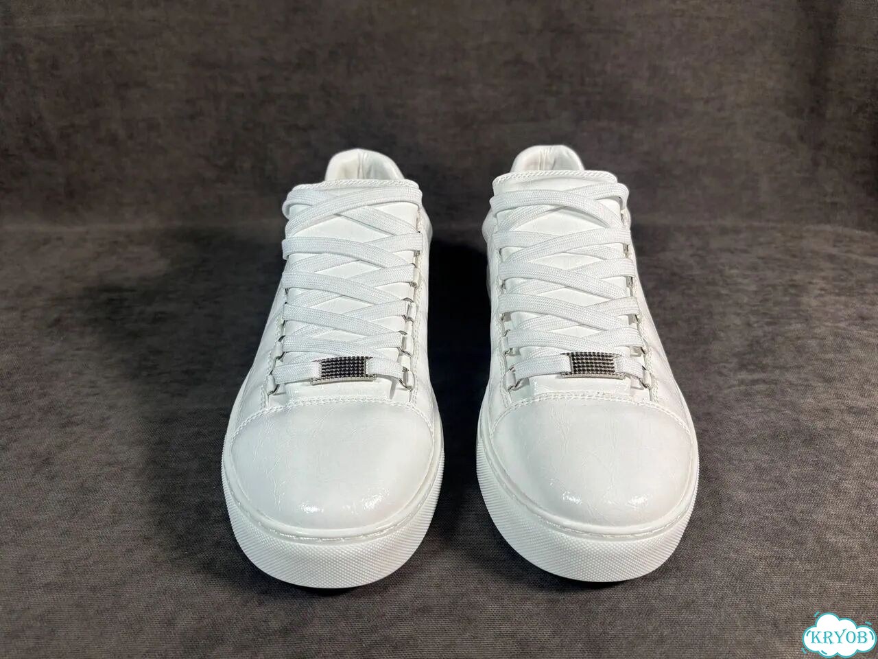 Balenciaga Arena Low White 38-46 на руках фото 3