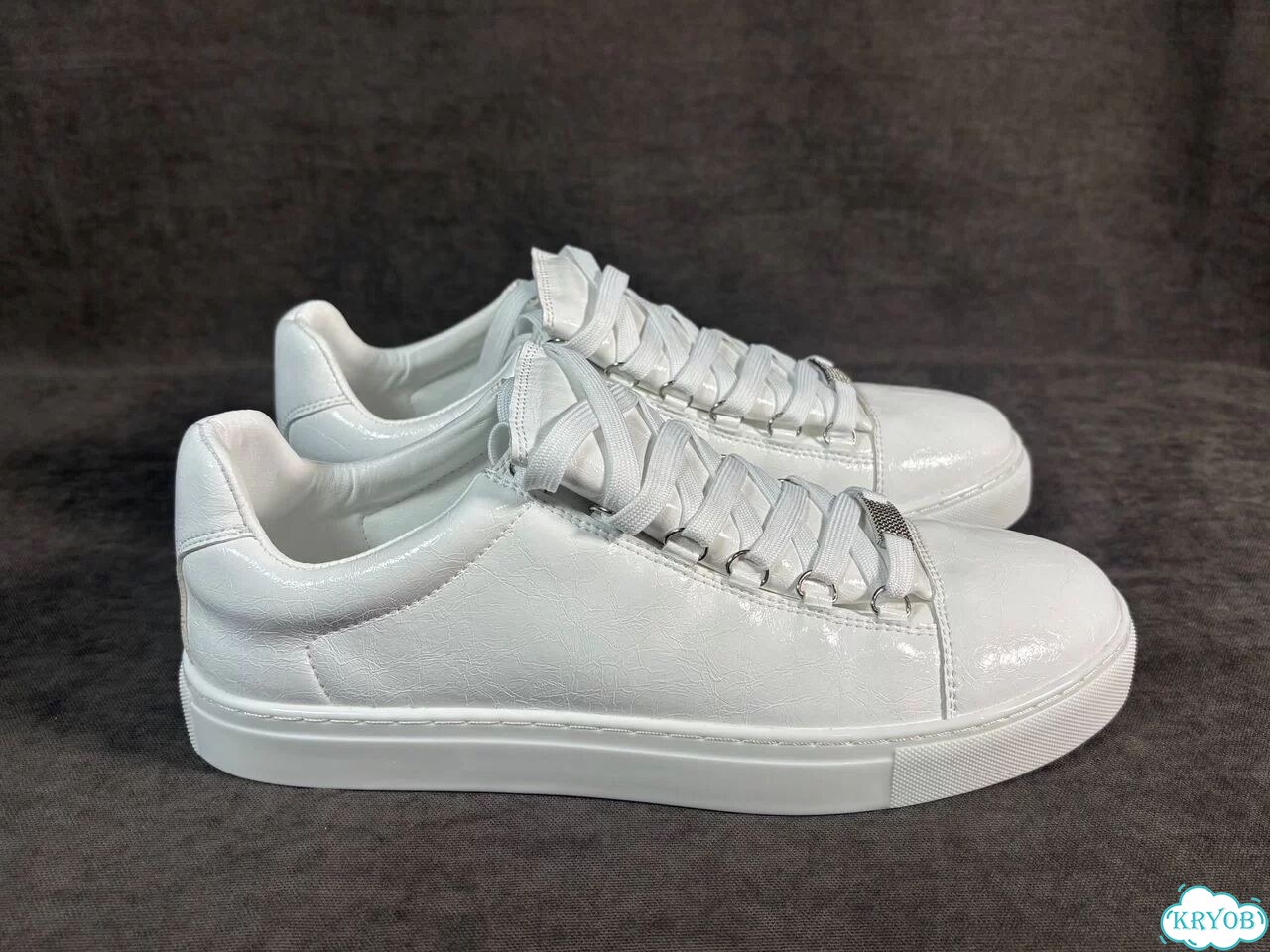 Balenciaga Arena Low White 38-46 на руках фото 4
