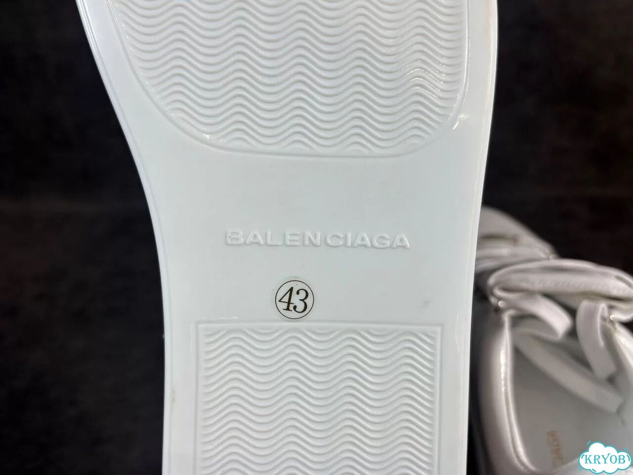 Balenciaga Arena Low White 38-46 на руках фото 8