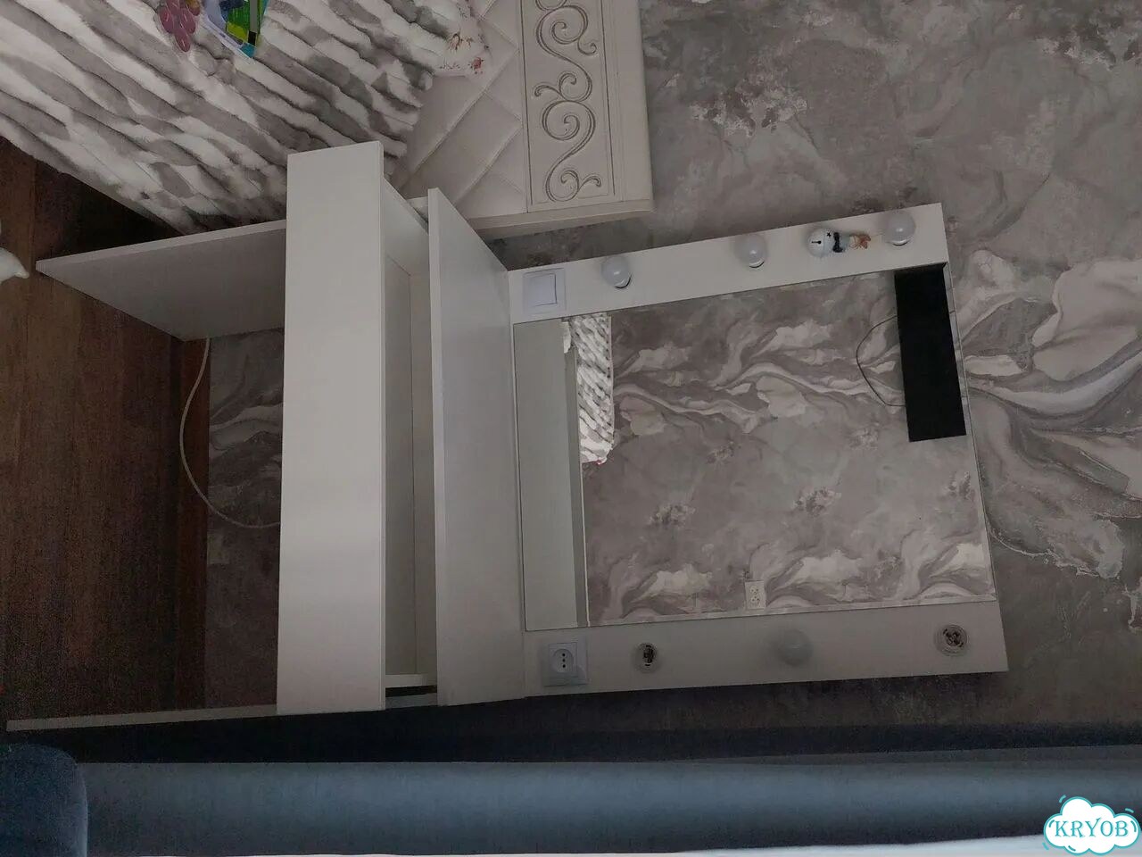 Продам косметический столик с зеркалом фото 1
