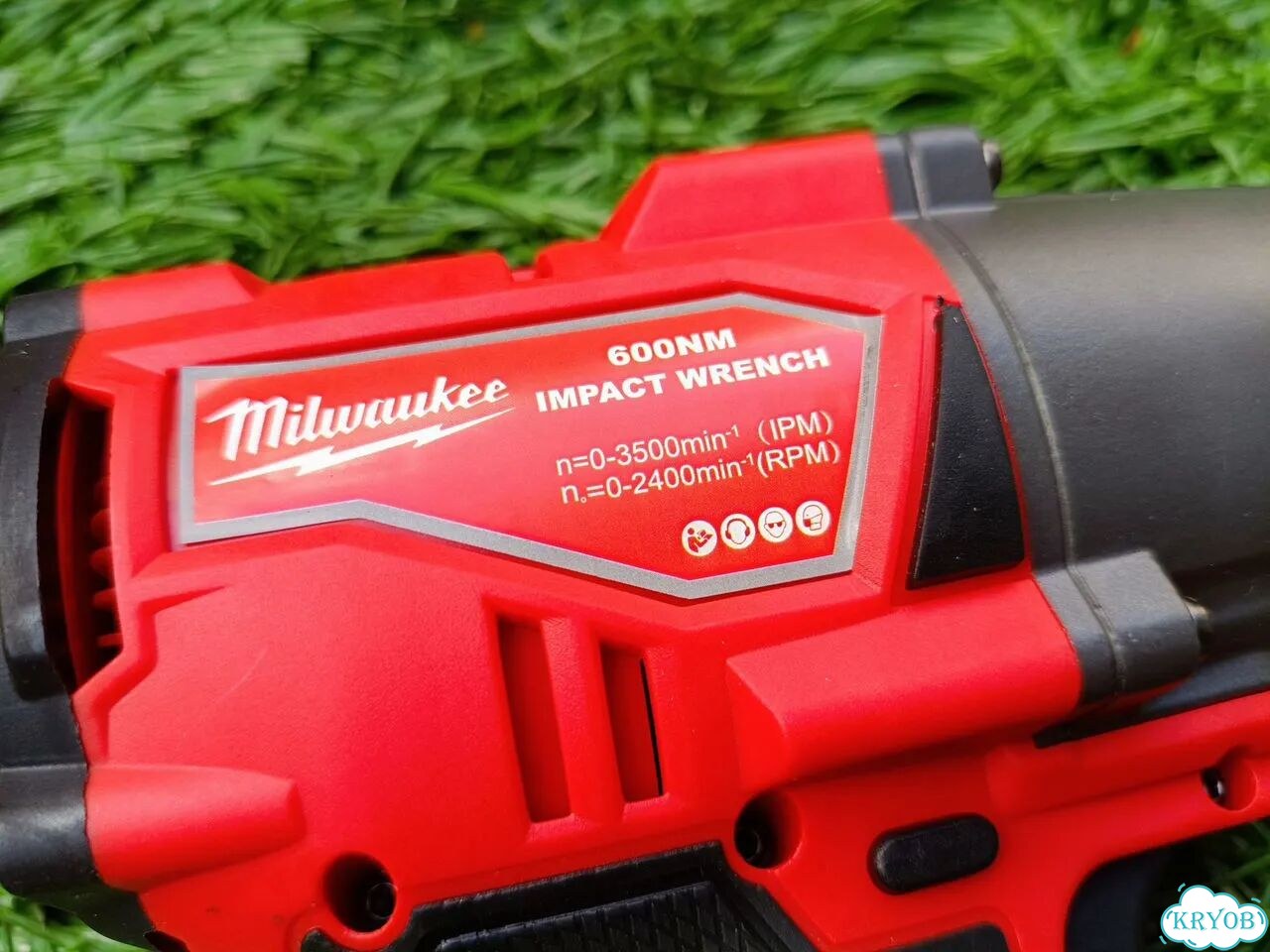 Бесщеточный гайковерт Milwaukee 600 Нм комплект фото 5