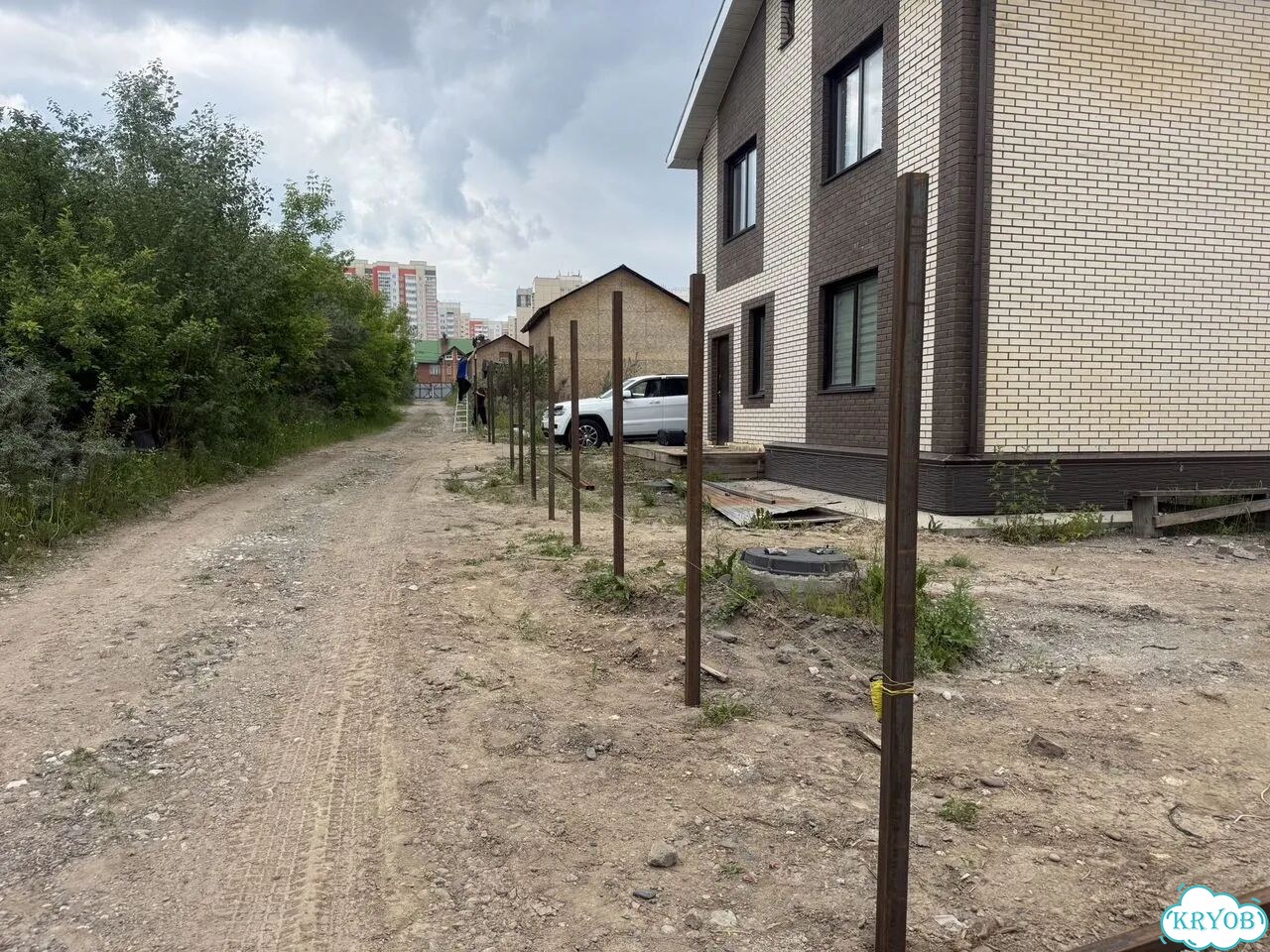 Установка столбов для забора копером фото 6