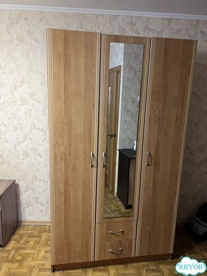 Шкаф распашной трёхстворчатый фото 1
