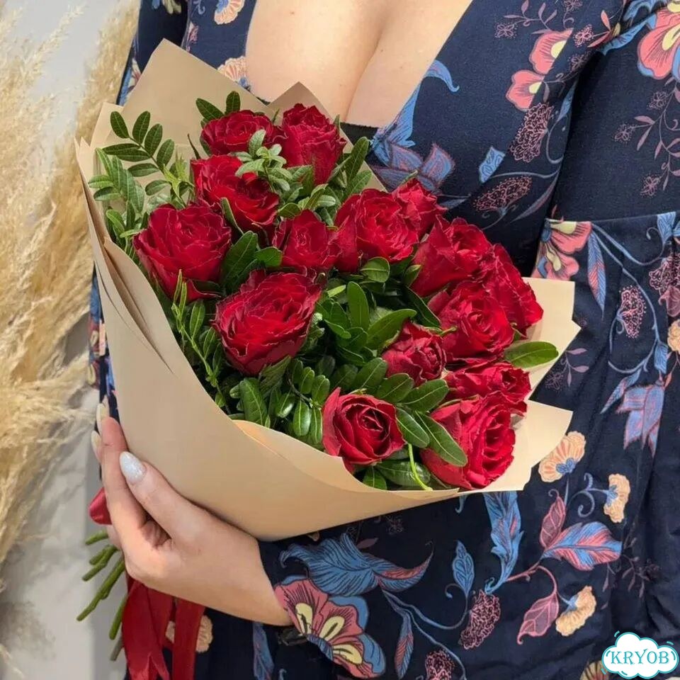 Букет Красные Розы с зеленью / Цветы с доставкой фото 1